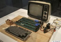 SUMA EXORBITANTĂ cu care a fost vândut un computer din generaţia "APPLE-I"! La câte zerouri s-a oprit licitaţia