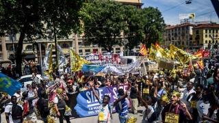 ZECI DE MII de oameni au ieşit ÎN STRADĂ la Milano, pentru a-şi arăta SOLIDARITATEA cu IMIGRANŢII