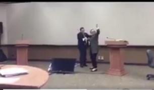 VIDEO haios, în care Hillary Clinton se "antrena" pentru a evita să fie îmbrăţişată de Donald TRUMP!