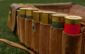 Incident îngrozitor la Arad. Un tânăr a fost împuşcat la vânătoare chiar de unchiul său!