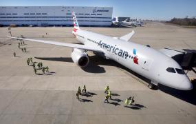 Alertă într-un avion de pasageri! Un individ a fost legat de scaun cu bandă adezivă, după un scandal-monstru