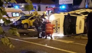 A intrat cu maşina poliţiei pe sens interzis şi a lovit în plin un taxi! Patru răniţi şi dosar penal (VIDEO)