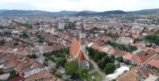 O dronă neîmatriculată şi fără certificat de navigabilitate a filmat Biserica Evenghelică din Bistriţa. Proprietarul are acum dosar penal