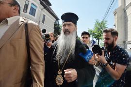 IPS Teodosie a scăpat de ameninţarea arestului la domiciliu şi rămâne sub control judiciar