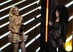 Apariţie de SENZAŢIE! Cher a apărut în SUTIEN pe scena Billboard Music Awards 2017, la o zi după ce a împlinit 71 de ani (FOTO)