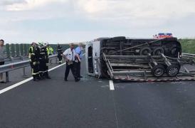 ACCIDENT cu două microbuze pe autostrada A1: Într-unul din microbuze se aflau şapte persoane (FOTO)