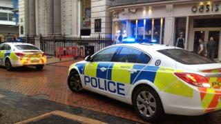 SUSPECT înarmat, ARESTAT în apropierea unui loc unde se ţinea un MOMENT DE RECULEGERE pentru victimele ATENTATULUI de la Manchester!