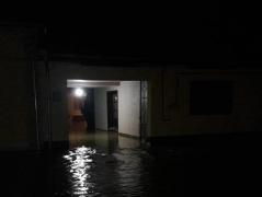 VIDEO Prăpăd la Glimboca, în Caraş- Severin! Sute de oameni au fost scoşi din case noaptea, cu apa până la brâu