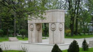 A fost prins primul turist care a atins operele lui Brâncuşi de la Tg. Jiu, după ce s-a stabilit că acest lucru constituie contravenţie