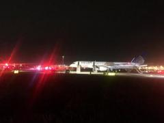 SCENE TERIFIANTE pe un aeroport din SUA! Un avion de pasageri A LUAT FOC, înainte de a decola (VIDEO)