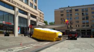 VIDEO Un tânăr s-a urcat pe hotelul Unirea din Iaşi, care are 13 etaje, şi ameninţă că se aruncă în gol