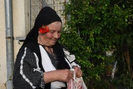 PATRIOTISM! Din dragoste pentru Eminescu a cusut, cu ac şi aţă, poezia „Luceafărul”, pe o pânză din cânepă de şapte metri lungime!