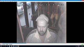 FOTO Poliţia Capitalei caută un bărbat care a bătut un adolescent într-un autobuz, în Sectorul 2