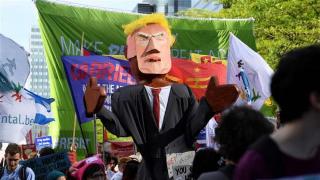 Summit cu protest! Sute de oameni s-au adunat în faţa sediului NATO, nemulţumiţi de Trump şi alianţa militară