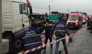 SFÂRŞIT CUMPLIT pentru un şofer de 27 de ani! Tânărul a murit, după ce a intrat cu maşina sub o cisternă pe DN13, DRUMUL MORŢII (VIDEO DRAMATIC)