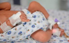 CAZ ŞOCANT în Dolj. O fetiţă de patru luni a murit din cauza RUJEOLEI, după ce a luat virusul de la mama ei, în vârstă de 16 ani!