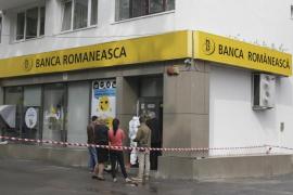 S-a aflat cu ce sumă a fugit tâlharul care joi i-a pus casieriţei unei bănci din Bucureşti pistolul la tâmplă