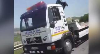 VIDEO Cei care treceau pe lângă această maşină de la tractări îşi făceau cruce! Şoferul şi-a văzut liniştit de drum!