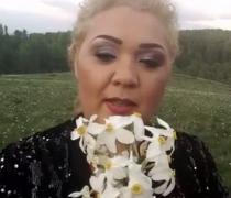 Distrugere LA MAXIM! Minodora a dat iama, împreună cu viceprimarul, în narcisele protejate de la Negrileasa (VIDEO)