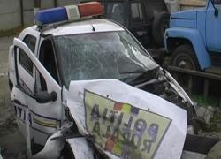 Accident auto în Alba Iulia: Un şofer nu a acordat prioritate unei maşini de poliţie aflate în misiune