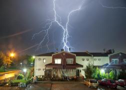 A scăpat ca prin urechile acului! Un tânăr a fost la un pas de a fi LOVIT DE FULGER