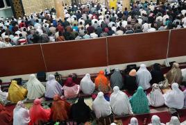 Musulmanii au început luna sfântă a Ramadanului. În Orientul Mijlociu, postul a fost umbrit de violenţe