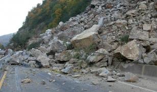 Căderi de pietre în Caraş-Severin, din cauza ploilor puternice. Traficul pe DN57 este îngreunat