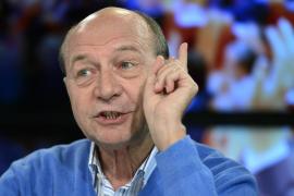 Traian Băsescu îi ţine partea lui Klaus Iohannis: "Este revoltător că-l scot de la interne, darămite să-l scoți de la Armată"