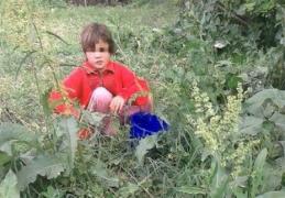 CAZ ŞOCANT în Tulcea! O mamă este acuzată de vecini că-şi abuzează copila, că o bate şi înfometeză! Oamenii spun că, de foame, fetiţa mănâncă IARBĂ