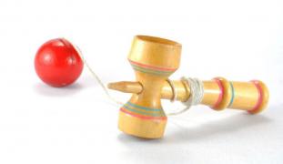 KENDAMA - jucăria care a înnebunit întreaga planetă! De unde vine ideea şi ce spun SPECIALIŞTII despre împătimiţii jocului