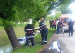 ACCIDENT SPECTACULOS în Târgoviște! A plonjat cu maşina direct în canal, după ce a fost izbit în plin de o dubă încărcată cu cherestea