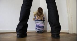 Discuţii ŞOCANTE între PEDOFILUL român şi alţi DEZAXAŢI! "Îmi PIERD CAPUL dacă văd o fetiţă mai dulce. Pe plajă sunt pierdut de tot!" Reţeaua a fost descoperită de hackerii Anonymous