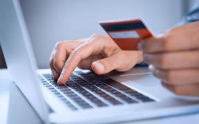 Se SCHIMBĂ regulile comerţului online! Ce MODIFICĂRI aduc autorităţile