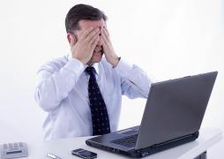 PĂCĂLIT pe internet! Un bărbat a fost ŞANTAJAT de mai multe persoane, care şi-au făcut un cont fals pe o reţea de socializare şi s-au dat drept femeie