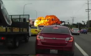 MOMENT DRAMATIC surprins în SUA: Un AVION s-a PRĂBUȘIT pe o şosea, într-un orăşel din Washington (VIDEO ŞOCANT)