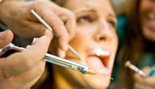 Un dentist ŞI-A BĂTUT JOC DE GURA unei paciente! Femeia a rămas FĂRĂ DINŢI, deşi nu avea nicio carie