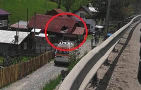 MOARTE GROAZNICĂ la Suceava! S-a IZBIT de parapetele drumului, fiind PROIECTAT 20 de metri pe acoperișul unei case. Tânărul urma să devină tată (IMAGINI DRAMATICE)