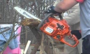 A sărit cu DRUJBA la POLIŢIŞTI şi i-a ameninţat că ÎI TAIE! La ce au recurs agenţii pentru a-l linişti pe SCANDALAGIU