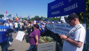 Sute de angajaţi din sectorul public au ieşit în faţa Parlamentului, nemulţumiţi de legea salarizării unitare