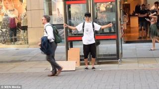 Iniţiativa unui tânăr MUSULMAN din Manchester a stârnit LACRIMI ŞI EMOŢIE! Bărbatul a cerut îmbrăţisări în plină stradă, iar reacţiile trecătorilor întrec orice aşteptare!