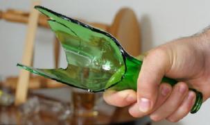 Un bihorean şi-a atacat tovarăşul de băutură cu două sticle, pe care i le-a spart în cap. Pentru că victima nu s-a predat, atacatorul l-a înjunghiat de mai multe ori cu sticla spartă