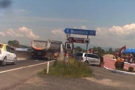 IMAGINI HALUCINANTE cu accidentul de la Călan. AVEM înregistrarea video cu momentul când autoturismul intră frontal în camion!