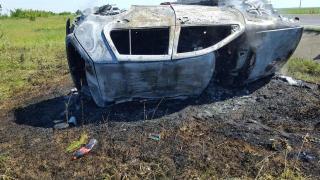 Drumul unde maşinile IAU FOC! Doi tineri au scăpat ca prin minune din flăcări, pe DN5, aproape de locul unde anul trecut patru oameni au ars de vii (VIDEO)