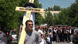 Multă DURERE şi SUFERINŢĂ la ÎNMORMÂNTAREA lui Cristian Brot, brăileanul asasinat în maşină de rivalul său (GALERIE FOTO)