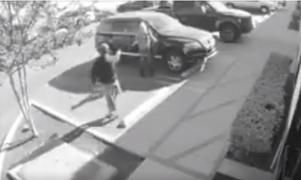 IMAGINI VIRALE! O tânără curajoasă face KO un bărbat care o ameninţă cu PISTOLUL, în încercarea de a-i fura maşina (VIDEO)