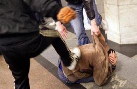 Un muncitor a ajuns la URGENŢE, după ce a fost STÂLCIT în BĂTAIE de PATRU localnici indignaţi: "De ce pui mă, borduri aici? HOŢILOR!"