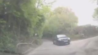 Imagini VIRALE! O femeie sare în ajutorul unui biciclist pe care L-A LOVIT CU MAŞINA, însă îl abandonează dintr-un motiv incredibil (VIDEO)