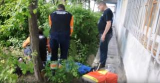 IMAGINI DRAMATICE: Un bărbat a căzut de la peste zece metri înălţime, în timp ce lucra ilegal la acoperişul unui bloc (VIDEO)
