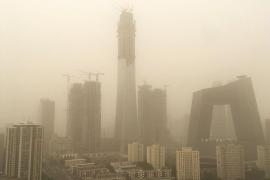 Imagini de groază! Poluarea a atins cote alarmante la Beijing, după o furtună. Nisipul a acoperit capitala Chinei (VIDEO)