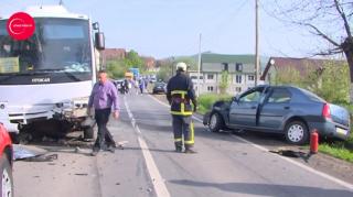 ACCIDENT CUMPLIT în Mureş. Şase victime, după ce o maşină a intrat în plin într-un autobuz! O persoană este încarcerată, traficul este îngreunat pe DN15E